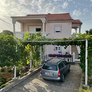 Mirela , Vrh (Krk) Kroatien